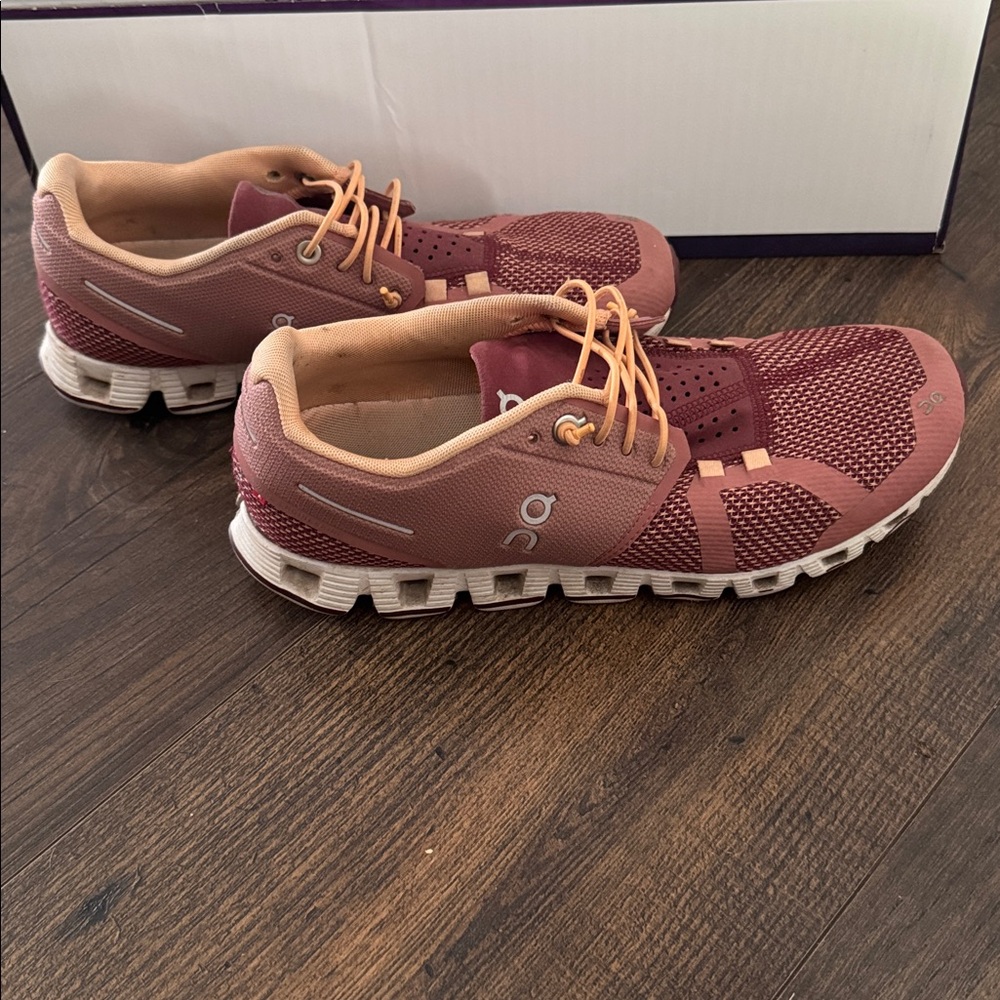 ON RUNNING-THE CLOUD SIZE 7 NIB